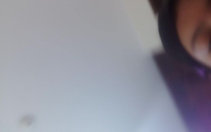 Prisila Devid: Sexy chica se masturba en su dormitorio