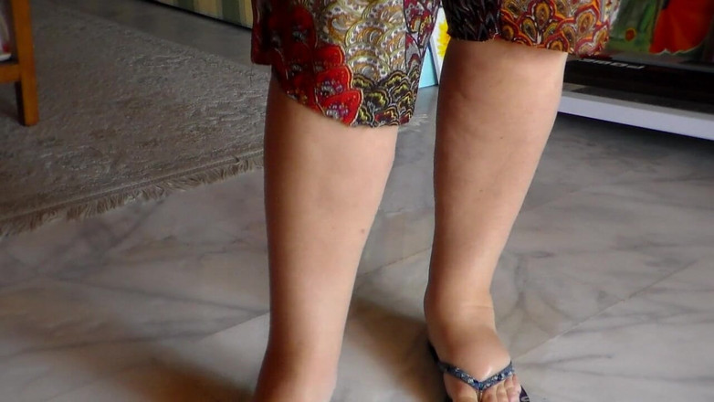 Sex hub couple: Jen is peeing on her bath slippers