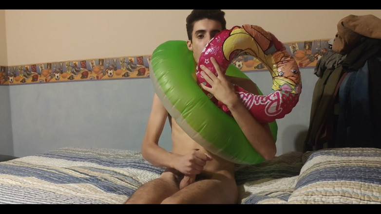 Floatie Boy: อมควยและรอบตัวด้วยการว่ายน้ําเป่าลมมากมาย!