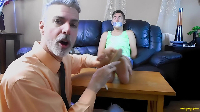 Man Puppy: Professor kittlar bundna twink fötter
