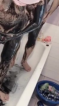 Amatérský pár se koupe, Manželka s chlupatou kundičkou, Velký zadek, Velká prsa.