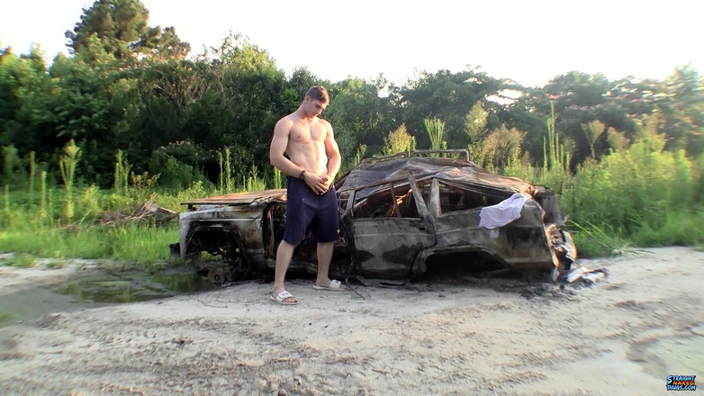 Straight naked thugs: Elijah ritorna per una pisciata e accarezza