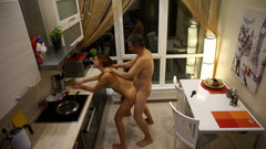 Dirty fantasy: Amatérská teen nevlastní dcera tvrdě šuká v kuchyni