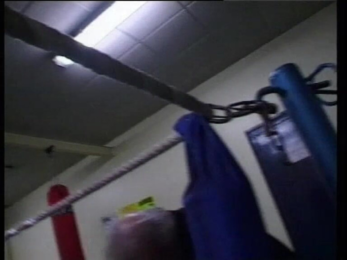 Real porno and movies XXX: Lisa šuká všude a bere všechno do pusy, zadku a kundičky.