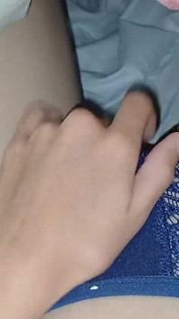 Minha namorada e eu estamos nos masturbando imprudentemente sob as capas ao lado da nossa madrasta