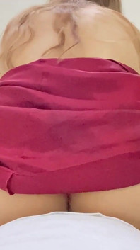 Schöne langhaarige stiefschweine faustina pierre reitet als reverse-cowgirl, bis er auf ihren dicken arsch kommt