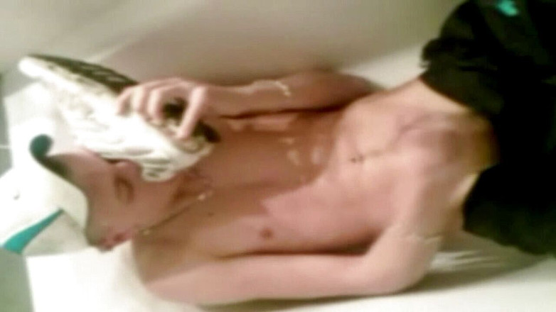 Sneaker gay: Penghinaan kesejarahan dan kencing di kamar mandi