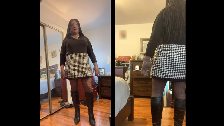 Deanna Doll: Zwarte babe Danae in een truijurk vingert haar poesje