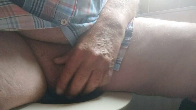 Karlchengeil: Masturbandose en el Toilette