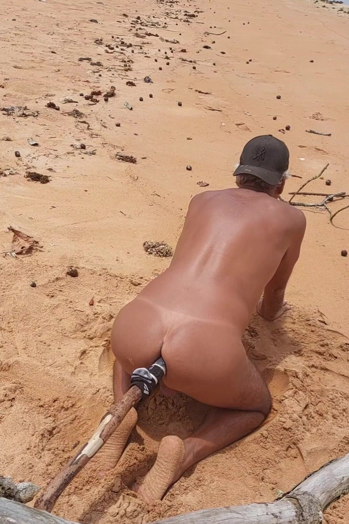 Ladysilvas: Ladysilva seksi işaretle bronzlaşmış götünde büyük bir yarakla plajda anal...