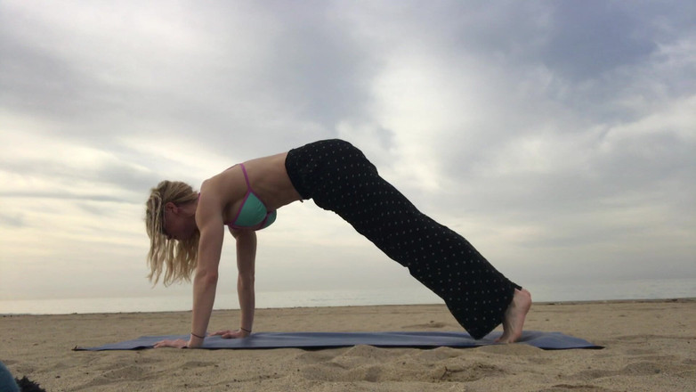 Serene Siren: Yoga pe plajă în Bikini Top