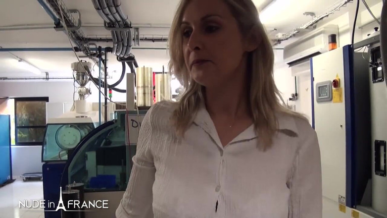 Nude in France: 창고 한가운데서 지원자를 때리는 섹시하고 음란한 상사.