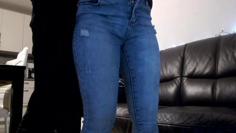 MagicStas: MILF Girfriend fingrar i jeans och genom trosor