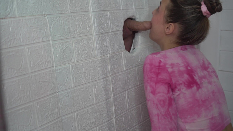 misss_vikki: Lubang di dinding yang zakarnya bertindak balas terhadap setiap pergerakan