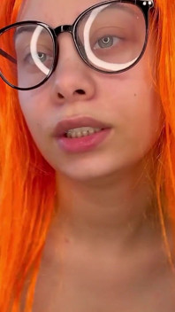 Ma demi-sœur s’huile et excite son cul