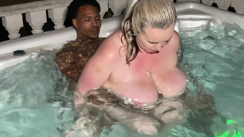Mature Wanker: タトゥーの入ったミルフ、ケンドラがラルフのBBCを蒸し暑いホットタブで楽しむ