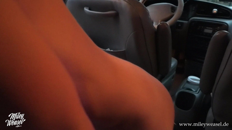 Miley Weasel: Calda bionda tedesca viene scopata in pubblico