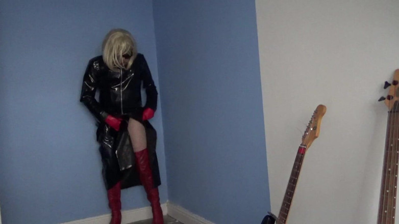 Leather Kirsten: Неслухняний у ПВХ та шкірі