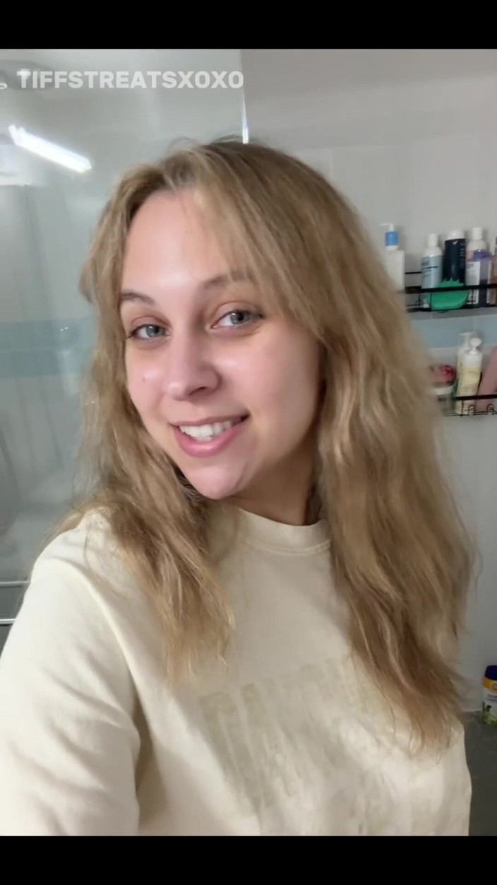 Tiffstreatsxoxo: Čůrání s mojí nohou na záchodě !!