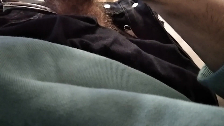 Elvissc: Stilig kille med en rik fet kuk knullar sitt bältesspänne...