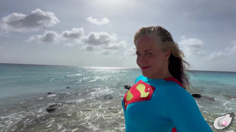 Mistress Pink Pearl: Supergirl gặp con bạch tuộc nứng nhất ở Bonaire