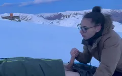 Avsugning under solnedgången med en sperma i munnen