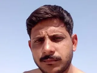 Yakışıklı adam güneş ışığında vücudunu sevindiriyor
