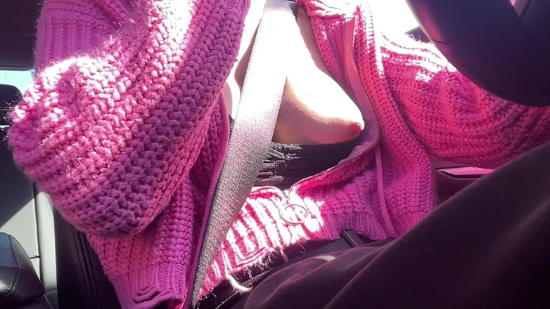 Artemisia Love: Mamă sexy italiană cu țâțe mari și sfârcuri mari Artemisia Love conduce și își...