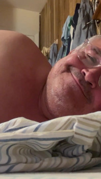 Hombre Acostado En Cama
