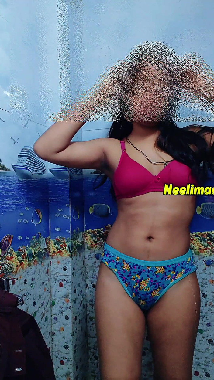 Neelimaa: Индийская горячая школьница дези переодевается и мастурбирует. Селфи-видео индийской дези.