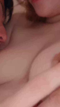 Vill du ge mig din oskuld? - Bystiga styvmor hjälper till att träna innan han får sin första flickvän.