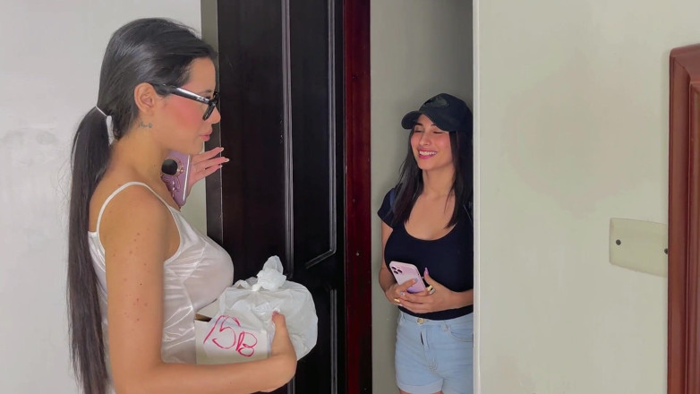 Jenifer Play: Perkhidmatan Penghantaran Rumah Berakhir Dengan Seks Lesbian Dan Ghairah