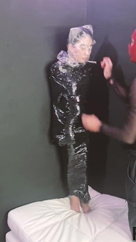 Bts moni lee prima mummificazione respiro gioca con la borsa da bagno