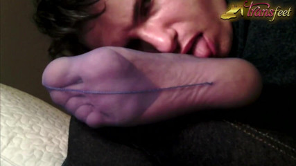 Trans and Cross-Dressers Feet: Trans está lamiendo pie en pantimedias y se masturba