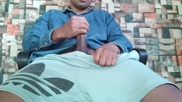 Masturbándose en pantalones cortos apretados - 2 ángulos de cámara, gemidos reales, final explosivo