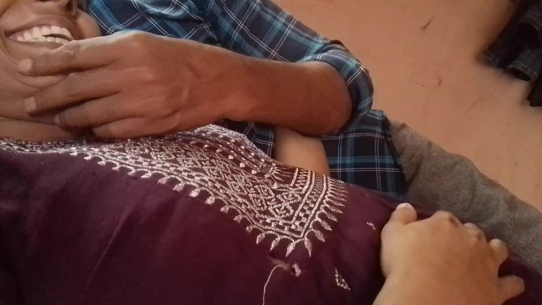 LEGSCOUPLE12: Fată desi își bagă penisul în gură și îi ia laptele în gură