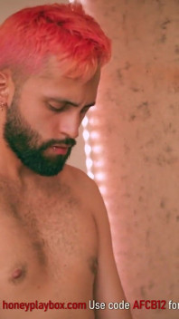 Une latino à grosse bite non circoncise teste Honeyplaybox Kai2, masturbateur automatique, éjaculation intense