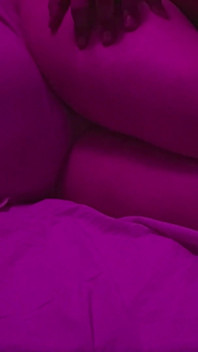 J’ai surpris ma belle-mère excitée à gros cul et gros nichons en train de se masturber, puis j’ai dû baiser ma belle-mère pour satisfaire son sexe