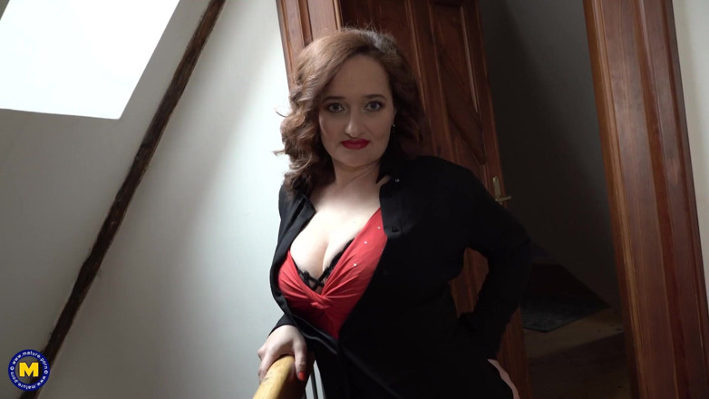 Mature NL: Klas büyük memeli orta yaşlı seksi kadın evde erkek delisi...