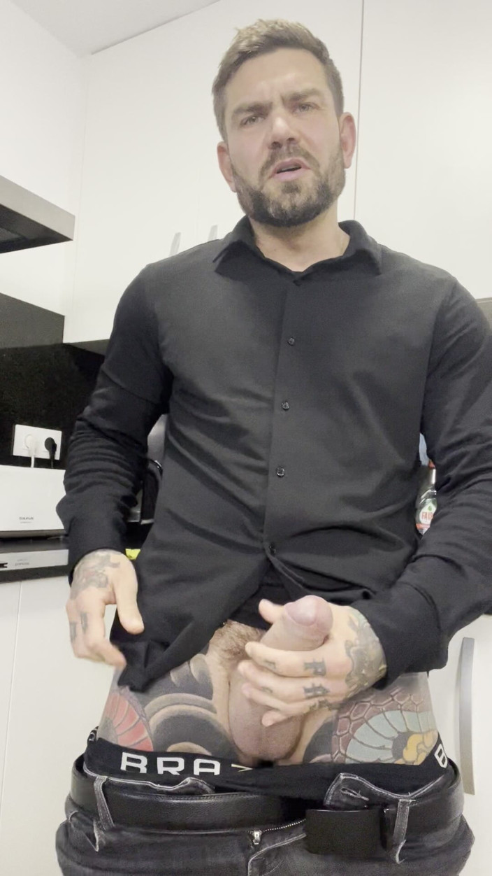 Juan Lucho Gay: In the Kitchen of Handsome Muscular