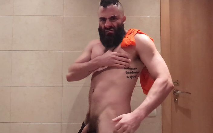 TheBeardedMaster: Bố thích ngửi mình sau khi được đào tạo.