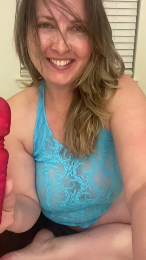 Fell-on Productions: Duszna gruba milf z dużym tyłkiem Madisin Lee bawi się...