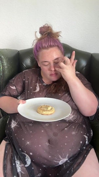 Enorme hongerige bbw vult zichzelf bij het ontbijt