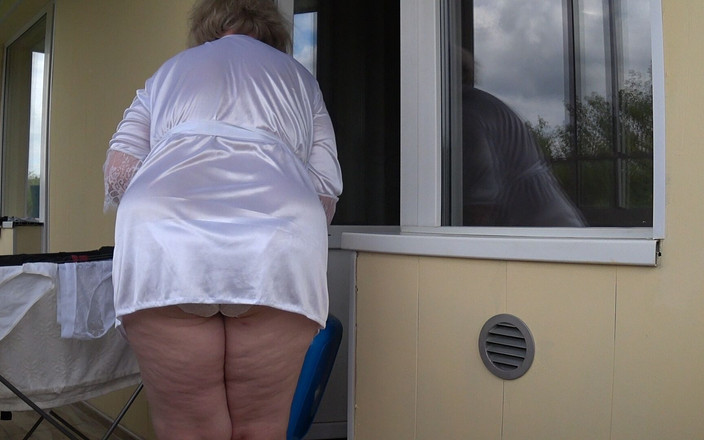 Milf Big Tits: Balkonda tombul bir komşuyu izliyorum. Beyaz külotlu koca göt.