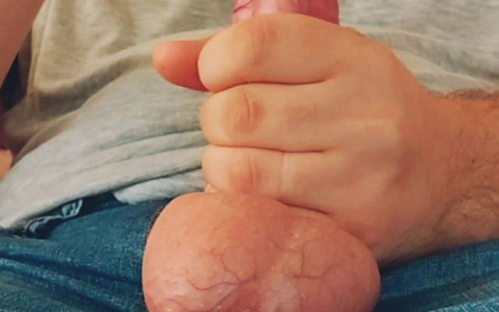 Amreis: Kraftfull orgasm efter hårdhänt ryck. Sperma på kuk