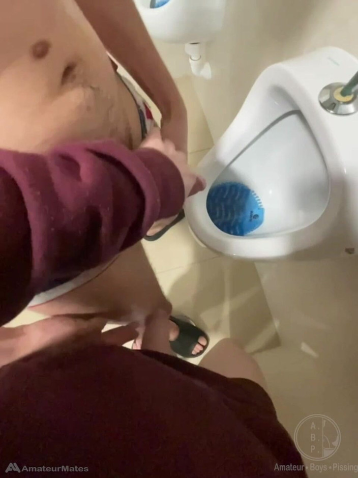 AmateurBoysPissing: プールの公衆トイレの小便器で遊ぶ2人の少年
