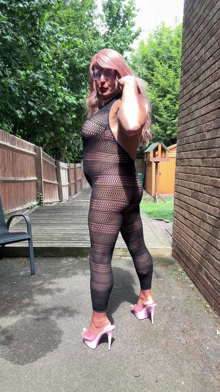 Kellycd2022: Il sexy travestito kellycd2022 in sexy tuta nera e tacchi