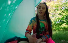 Brunette hippie làm cho handjob ngoài trời miễn phí