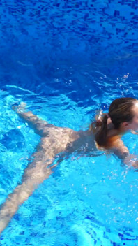 Mona Blue neukt haar stiefbroer onder water