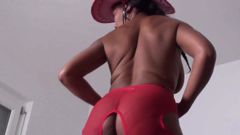 Femdom Austria: Lucy si cewek semok kulit hitam dengan stoking nilon merah...